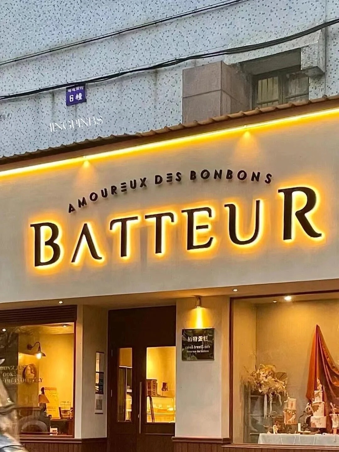 在上海如何选择合适的广告牌发光字？ (图1)