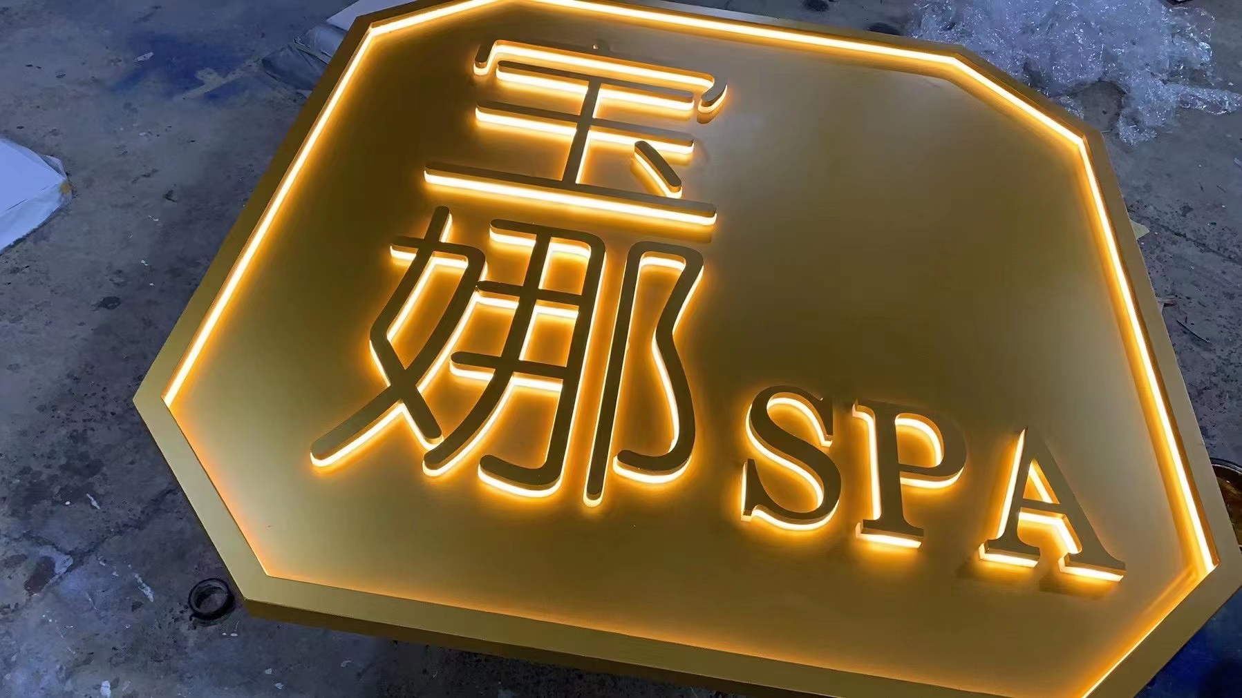 钛金背发光字制作厂家选择推荐(图1)